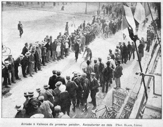 Tour de France Arrivee a Valence du premier peloton, Aucouturier en tete . Photographie Blain publiee dans Le monde illustre du 11 07 1903. Credit : Collection KHARBINE-TAPABOR. *** Tour de France Arrives in Valence from the first platoon, Aucouturier at the head Photography Blain published in Le monde illustre du 11 07 1903 Credit Collection KHARBINE TAPABOR  KH18482 Tour de France Arrivee a Valence du premier peloton, Aucouturier en tete . Photographie Blain publiee dans Le monde illu imago images 95564225