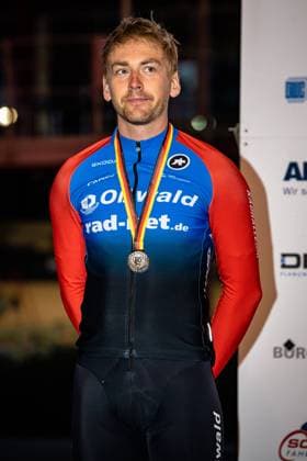 REINHARDT Theo DM Bahn 2023 Cottbus REINHARDT Theo GER rad net Oßwald Second Place Award Ceremony Medal Ceremony Podium Portrait Portrait Portrait Event Event DM Bahn 2023 German Championship Category Category Cycling Track Cycling National Championship Elite Mern Location Place Europe Germany Brandenburg Cottbus Discipline Individual Pursuit Distance 4000 m Date Date 14 06 2023 Wednesday Day 1