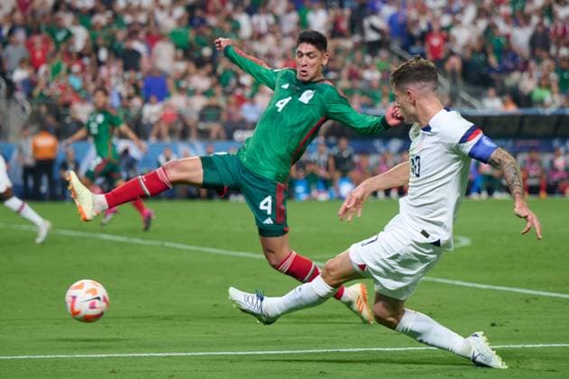 RECORD DATE NOT STATED CONCACAF NATIONS LEAGUE 2022-2023 United States vs Mexico SF (L-R), Edson Alvarez of Mexico and Christian Pulisic of USA during the game United States (USA) vs Mexico (Mexican national team, Nationalteam , corresponding to Semifinals of Final Four of the CONCACAF Nations League 2022-2023, at Allegiant Stadium, on June 15, 2023. <br><br> (I-D), Edson Alvarez de Mexico y Christian Pulisic de USA durante el partido Estados Unidos (EUA) vs Mexico (Seleccion Mexicana), correspondiente a Semifinales del Final Four de la Liga de Naciones CONCACAF 2022-2023, en el Allegiant Stadium, el 15 de junio de 2023. LAS VEGAS NEVADA ESTADOS UNIDOS Copyright: xCristianxdexMarchenax 20230615214922_CNL_23_SF_USA_MEX_PULISIC183