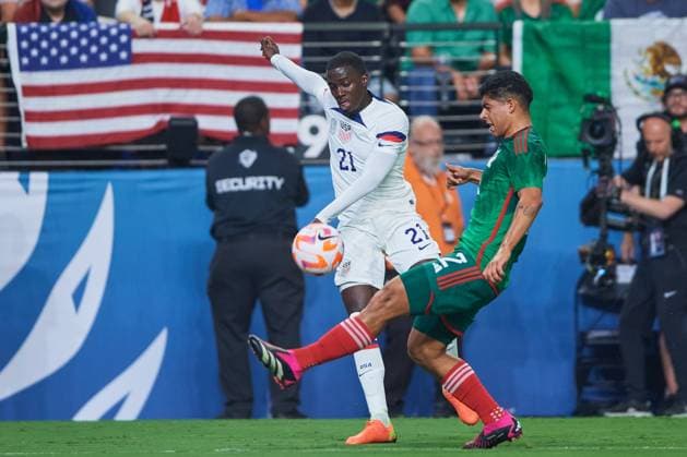 RECORD DATE NOT STATED CONCACAF NATIONS LEAGUE 2022-2023 United States vs Mexico SF (L-R), Timothy Weah of USA and Victor Guzman of Mexico during the game United States (USA) vs Mexico (Mexican national team, Nationalteam , corresponding to Semifinals of Final Four of the CONCACAF Nations League 2022-2023, at Allegiant Stadium, on June 15, 2023. <br><br> (I-D), Timothy Weah de USA y Victor Guzman de Mexico durante el partido Estados Unidos (EUA) vs Mexico (Seleccion Mexicana), correspondiente a Semifinales del Final Four de la Liga de Naciones CONCACAF 2022-2023, en el Allegiant Stadium, el 15 de junio de 2023. LAS VEGAS NEVADA ESTADOS UNIDOS Copyright: xCristianxdexMarchenax 20230615214926_CNL_23_SF_USA_MEX_WEAH179