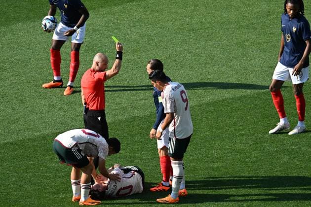 Luca Cibelli (arbitre) et Maxence Caqueret (france FOOTBALL : France Espoirs vs Mexique - Match amical - 16 06 2023 FredericChambert Panoramic 