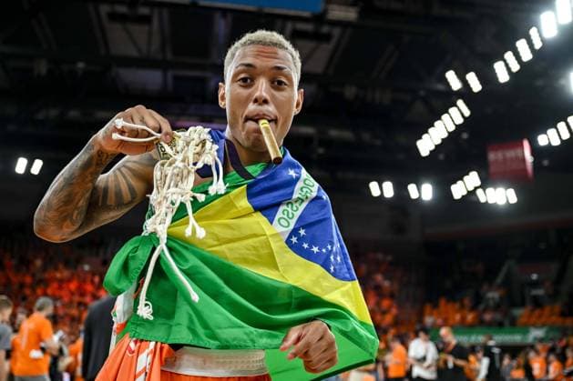 Bilder des Jahres 2023, Sport 06 Juni Sport Themen der Woche KW24 Sport Bilder des Tages 16.06.2023, ratiopharm Arena, Germany, Neu Ulm, ratiopharm ulm vs Telekom Baskets Bonn - Basketball Bundesliga- Playoffs Finale - Spiel 4, Yago Mateus Dos Santos (ratiopharm ulm) gestikuliert, gestik, Schlussjubel (Foto H. Langer, H. Langer) ratiopharm Arena Neu Ulm Germany *** 16 06 2023, ratiopharm Arena, Germany, Neu Ulm, ratiopharm ulm vs Telekom Baskets Bonn Basketball Bundesliga Playoffs Final Game 4, Yago Mateus Dos Santos ratiopharm ulm gestures, gestures, final cheer Photo H Langer, H Langer ratiopharm Arena Neu Ulm Germany 541_ ULMVBON20230616_083 Langer-541