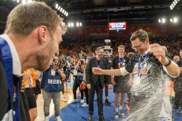 Anton Gavel (Ratiopharm Ulm, Chef-Trainer), Thorsten Holger Axel Leibenath, Sektdusche GER, Ratiopharm Ulm vs. Telekom Baskets Bonn, Basketball, Bundesliga, Playoffs, Finale, Spiel 4, Best of 5, Spielzeit 2022 2023, 16.06.2023, GER, Ratiopharm Ulm vs. Telekom Baskets Bonn, Basketball, Bundesliga, Playoffs, Finale, Spiel 4, Best of 5, Spielzeit 2022 2023, 16.06.2023 Ulm *** Anton Gavel Ratiopharm Ulm, head coach , Thorsten Holger Axel Leibenath, champagne shower GER, Ratiopharm Ulm vs Telekom Baskets Bonn, basketball, Bundesliga, playoffs, final, game 4, best of 5, season 2022 2023, 16 06 2023, GER, Ratiopharm Ulm vs Telekom Baskets Bonn, basketball, Bundesliga, playoffs, final, game 4, best of 5, season 2022 2023, 16 06 2023 Ulm Copyright: xEibner-Pressefoto SaschaxWaltherx EP_EER