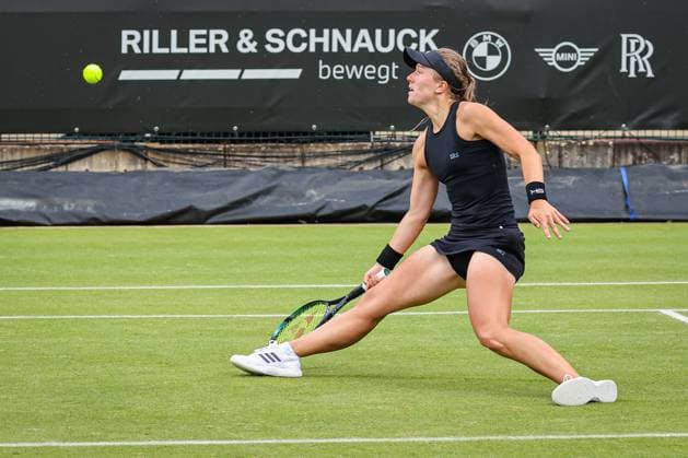 Lena PAPADAKIS GER slips away on wet grass, bett1open presented by ecotrans Group, Berlin, LTTC Rot Weiß Berlin, 17 06 2023, Copyright: xClaudioxGärtnerx