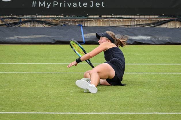 Lena PAPADAKIS GER slips away on wet grass, bett1open presented by ecotrans Group, Berlin, LTTC Rot Weiß Berlin, 17 06 2023, Copyright: xClaudioxGärtnerx