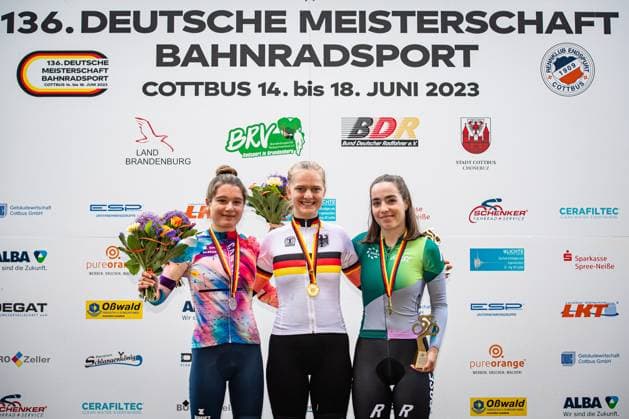Bilder des Jahres 2023, Sport 06 Juni Sport Themen der Woche KW24 Sport Bilder des Tages CZAPLA Justyna, DOPJANS Hanna, JÄHRIG Fabienne: DM Bahn 2023 - Cottbus CZAPLA Justyna ( GER ) CANYON SRAM Racing Generation Second Place - DOPJANS Hanna ( GER ) - RSV Irschenberg Winner - First Place - JÄHRIG Fabienne ( GER ) MAXX-Solar ROSE Women Racing Third Place Award Ceremony - Medal Ceremony - Podium - Querformat - quer - horizontal - Landscape - Event Veranstaltung: DM Bahn 2023 - Deutsche Meisterschaft - Category Kategorie: Cycling - Track cycling, Rad, Radsport, Bahnrad, Bahn National Championship - Elite Women - Location Ort: Europe Germany - Brandenburg - Cottbus - Discipline: Scratch - Distance: ... m - Date Datum: 17.06.2023 Saturday Day 4 - *** CZAPLA Justyna, DOPJANS Hanna, JÄHRIG Fabienne DM Bahn 2023 Cottbus CZAPLA Justyna GER CANYON SRAM Racing Generation Second Place DOPJANS Hanna GER RSV Irschenberg Winner First Place JÄHRIG Fabienne GER MAXX Solar ROSE Women Racing Third Place Award Ceremony Medal Ceremony Podium Landscape Event DM Bahn 2023 German Championship Category Category Cycling Track Cycling National Championship Elite Women Location Location Europe Germany Brandenburg Cottbus Discipline Scratch Distance m Date Date 17 06 2023 Saturday Day 4