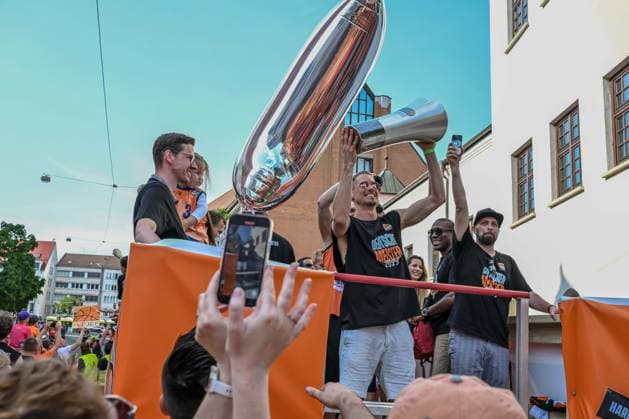 Sport Themen der Woche KW24 Sport Bilder des Tages 17.06.2023, Muensterplatz, Germany, Ulm, ratiopharm ulm - Basketball Bundesliga- Meisterfeier, Thomas Klepeisz (ratiopharm ulm) gestikuliert, gestik (Foto H. Langer, H. Langer) Muensterplatz Ulm Germany *** 17 06 2023, Muensterplatz, Germany, Ulm, ratiopharm ulm basketball Bundesliga championship celebration, Thomas Klepeisz ratiopharm ulm gestures, gestures photo H Langer, H Langer Muensterplatz Ulm Germany 541_ ULMMEI20230617_011 Langer-541