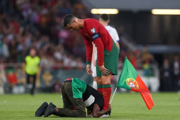 Sport Themen der Woche KW24 Sport Bilder des Tages Fußball, EM-Quali, Portugal - Bosnien Herzegowina, Flitzer bei Cristiano Ronaldo Portugal, Lisboa, 17.06.2023 UEFA EURO, EM, Europameisterschaft,Fussball 2024 Qualifiers Group J Portugal - Bosnia and Herzegovina v.l., Flitzer, Fan bei Cristiano Ronaldo (Portugal), *** Portugal, Lisboa, 17 06 2023 UEFA EURO 2024 Qualifiers Group J Portugal Bosnia and Herzegovina v l , streaker, fan at Cristiano Ronaldo Portugal , Copyright: JoaquimxFerreira