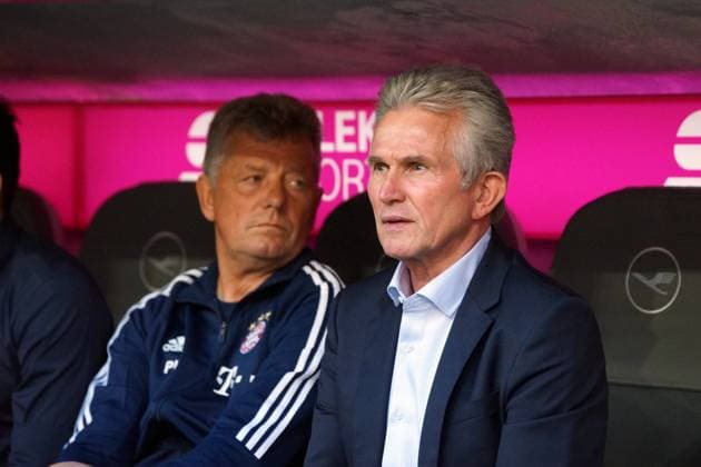 1. BL: 17-18 - 8. Spieltag FC Bayern München vs SC Freiburg Jupp Heynckes (Bayern München) ist zurück auf der Trainerbank des FCB, links neben ihm auch Co-Trainer Peter Herrmann, 1. BL: 17-18 - 8. Spieltag FC Bayern München vs SC Freiburg (License=RM) 11299842 Copyright: xZoonar.com JoachimxHahnex 11299842