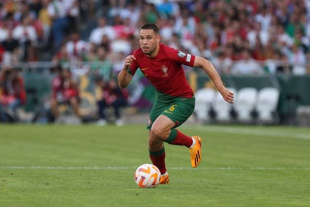 Portugal, Lisboa, 17.06.2023 UEFA EURO, EM, Europameisterschaft,Fussball 2024 Qualifiers Group J Portugal - Bosnia and Herzegovina v.l., Raphael Guerreiro (Portugal) FREISTELLER *** Portugal, Lisboa, 17 06 2023 UEFA EURO 2024 Qualifiers Group J Portugal Bosnia and Herzegovina v l , Raphael Guerreiro Portugal FREISTELLER Copyright: JoaquimxFerreira