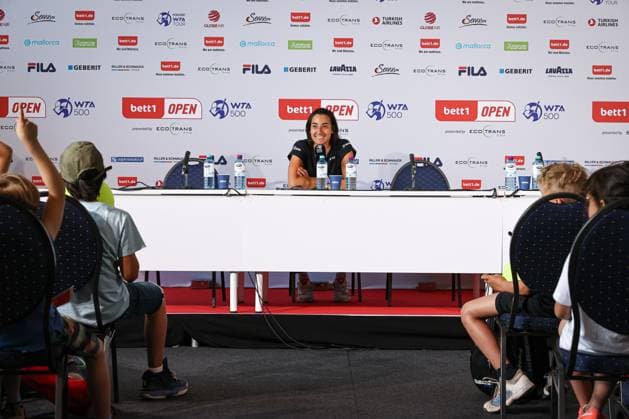 Press conference Carolina GARCIA, next to journalists and children from Kids Fan Fest of LTTC Rot Weiß, bett1open presented by ecotrans Group, Berlin, LTTC Rot Weiß Berlin, 18 06 2023, Copyright: xClaudioxGärtnerx