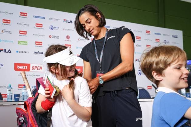 Press conference Carolina GARCIA, next to journalists and children from Kids Fan Fest of LTTC Rot Weiß, bett1open presented by ecotrans Group, Berlin, LTTC Rot Weiß Berlin, 18 06 2023, Copyright: xClaudioxGärtnerx