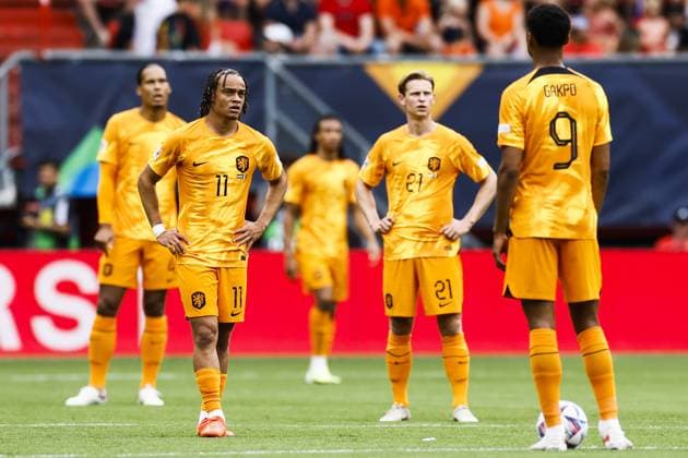 Fußball, Nations League, Spiel um Platz 3, Niederlande - Italien ENSCHEDE - (lr) Virgil van Dijk of Holland, Xavi Simons of Holland, Frenkie de Jong of Holland, Cody Gakpo of Holland disappointment after the 0-1 during the UEFA Nations League match for third place between the Netherlands and Italy in stadium De Grolsveste on June 18, 2023 in Enschede, Netherlands. ANP KOEN VAN WEEL UEFA Nations League 2022 23 Third-place match 2023 2024 xVIxANPxSportx xxANPxIVx 471903856 originalFilename: 471903856.jpg