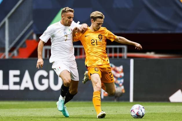 Fußball, Nations League, Spiel um Platz 3, Niederlande - Italien ENSCHEDE - (lr) Davide Frattesi of Italy, Frenkie de Jong of Holland during the UEFA Nations League match for third place between the Netherlands and Italy at stadium De Grolsveste on June 18, 2023 in Enschede, Netherlands. ANP KOEN VAN WEEL UEFA Nations League 2022 23 Third-place match 2023 2024 xVIxANPxSportx xxANPxIVx 471904012 originalFilename: 471904012.jpg