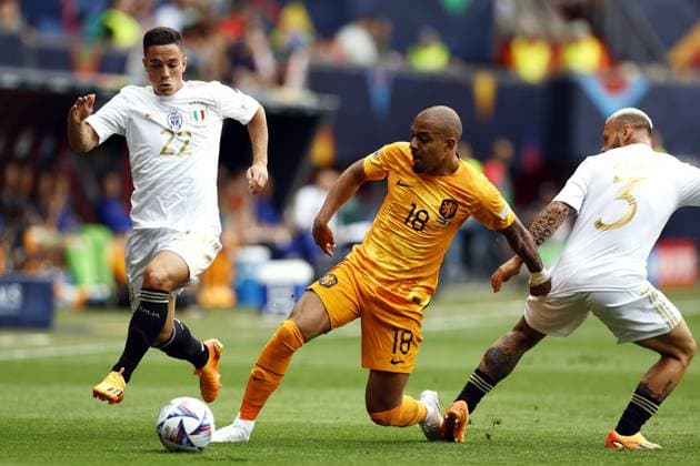 Fußball, Nations League, Spiel um Platz 3, Niederlande - Italien ENSCHEDE - (l-r) Giacomo Raspadori of Italy, Donyell Malen of Holland, Federico Dimarco of Italy during the UEFA Nations League match for third place between the Netherlands and Italy at stadium De Grolsveste on June 18, 2023 in Enschede, Netherlands. ANP KOEN VAN WEEL UEFA Nations League 2022 23 Third-place match 2023 2024 xVIxANPxSportx xxANPxIVx 471904126 originalFilename: 471904126.jpg