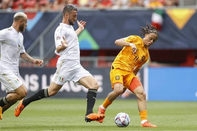 ENSCHEDE, 18-06-2023 , Stadium Grolsch Veste, Nations League 2022 2023 game for the 3rd and 4th place between Netherlands and Italy. (L-R) Italy player Bryan Cristante, Netherlands player Xavi Simons Netherlands - Italy  x21373960x Copyright: