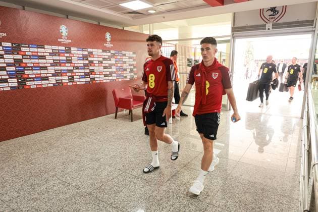 Football - UEFA EURO, EM, Europameisterschaft,Fussball 2024 Qualifying - Group D - Turkey v Wales - MD-1 SAMSUN, TURKEY - Sunday, June 18, 2023: Wales Neco Williams (L) and Harry Wilson arrive at the Samsun 19 MayÄ±s Stadium ahead of the UEFA Euro 2024 Qualifying Group D match between Turkey and Wales. SAMSUN Samsun 19 MayÄ±s Stadium SAMSUN PROVINCE TURKEY  Copyright: xDavidxRawcliffex P2023-06-18-Turkey_Wales_MD-1-19