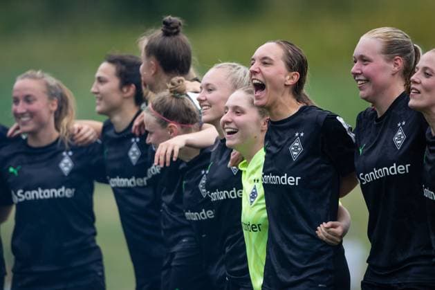Sarah Schmitz Borussia Moenchengladbach and her teammates celebrate promotion, SV Elversberg vs Borussia Moenchengladbach, soccer, women, promotion relegation, 2022 2023 season, 18 06 2023 SV Elversberg vs Borussia Moenchengladbach, soccer, women, promotion relegation, 2022 2023 season, 18 06 2023 Copyright: xEibner-Pressefoto AlexanderxNeisx EP_ANS