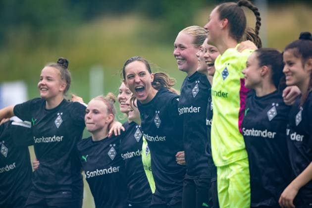 Sarah Schmitz Borussia Moenchengladbach and her teammates celebrate promotion, SV Elversberg vs Borussia Moenchengladbach, soccer, women, promotion relegation, 2022 2023 season, 18 06 2023 SV Elversberg vs Borussia Moenchengladbach, soccer, women, promotion relegation, 2022 2023 season, 18 06 2023 Copyright: xEibner-Pressefoto AlexanderxNeisx EP_ANS