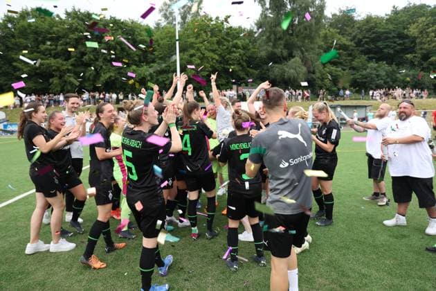 18 06 2023, Football, Women, Relegation 2 Womens Bundesliga, Season 2022 23, SV Elversberg Borussia Mönchengladbach, The Borussia Mönchengladbach team celebrates promotion Quierschied Rothfuss Best Gabion Arena Saarland Germany EN