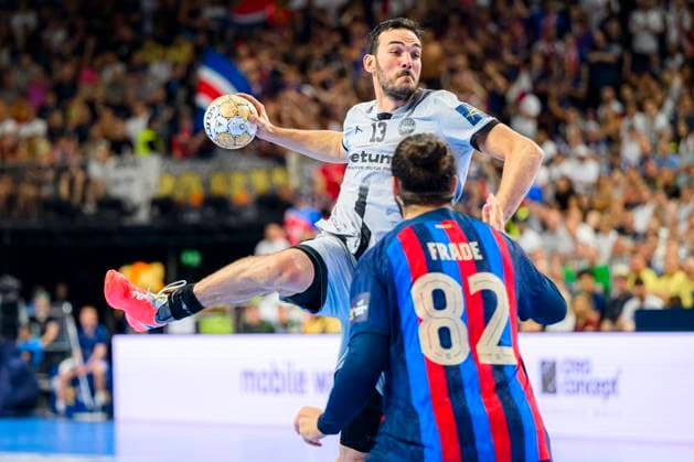 Sport Themen der Woche KW24 Koeln, Deutschland 17. Juni 2032: Handball EHF CL Final4 - 22 23 - Barca - Paris Saint Germain Petar Nenadic (Paris Saint-Germain), Luis Frade (Barcelona) Koeln Lanxess Arena Nordrhein-Westfalen Deutschland *** Cologne, Germany 17 June 2032 Handball EHF CL Final4 22 23 Barca Paris Saint Germain Petar Nenadic Paris Saint Germain , Luis Frade Barcelona Cologne Lanxess Arena Nordrhein Westfalen Germany