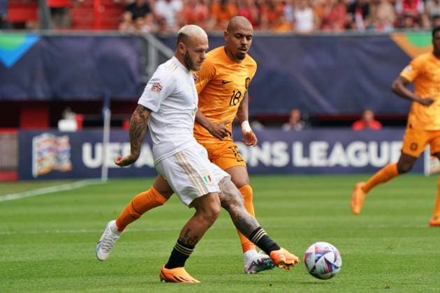 Federico Dimarco (Italy) and Donyell Malen (Netherlands) during Third-place match - Netherlands vs Italy, football UEFA Nations League match in Enschede, Netherlands, June 18 2023  Copyright: xEmmanuelexMastrodonato IPAxSportx xx 0 IPA_IPA38710370