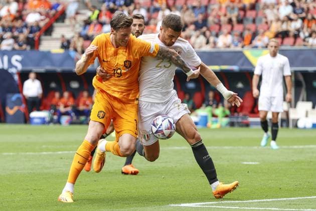 ENSCHEDE, 18-06-2023 , Stadium Grolsch Veste, Nations League 2022 2023 game for the 3rd and 4th place between Netherlands and Italy. (L-R) Netherlands player Wout Weghorst, Italy player Alessandro Buongiorno Netherlands - Italy  x21374449x Copyright: