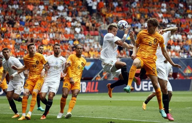 ENSCHEDE - (lr) Mateo Retegui of Italy, Mats Wieffer of Holland during the UEFA Nations League match for third place between the Netherlands and Italy at stadium De Grolsveste on June 18, 2023 in Enschede, Netherlands. ANP KOEN VAN WEEL UEFA Nations League 2022 23 Third-place match 2023 2024 xVIxANPxSportx xxANPxIVx 471909362 originalFilename: 471909362.jpg