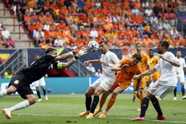 ENSCHEDE - (lr) Italy goalkeeper Gianluigi Donnarumma, Alessandro Bastoni of Italy, Wout Weghorst of Holland, Francesco Acerbi of Italy during the UEFA Nations League match for third place between Netherlands and Italy at stadium De Grolsveste on June 18, 2023 in Enschede, Netherlands . ANP KOEN VAN WEEL UEFA Nations League 2022 23 Third-place match 2023 2024 xVIxANPxSportx xxANPxIVx 471911208 originalFilename: 471911208.jpg