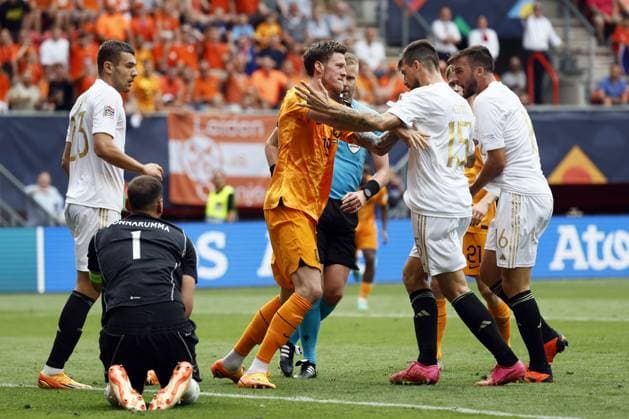 ENSCHEDE - Riot between Wout Weghorst of Holland, Francesco Acerbi of Italy, Bryan Cristante of Italy (lr) during the UEFA Nations League match for third place between the Netherlands and Italy at stadium De Grolsveste on June 18, 2023 in Enschede, Netherlands. ANP KOEN VAN WEEL UEFA Nations League 2022 23 Third-place match 2023 2024 xVIxANPxSportx xxANPxIVx 471911296 originalFilename: 471911296.jpg