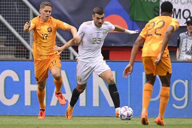 Foto Fabio Ferrari LaPresse 18 Giugno 2023 - Enschede, Paesi Bassi - calcio - Olanda v Italia- Uefa Nations League - Finale 3 4 posto - FC Twente Stadion-Enschede. Nella foto: Joey Veerman (Netherlands) Alessandro Buongiorno (Italy) June 18, 2023 Enschede, Netherland - sport, calcio - Netherland v Italy - Uefa Nations League - Final 3 4 place - FC Twente Stadion-Enschede. In the pic: Joey Veerman (Netherlands) Alessandro Buongiorno (Italy)  Copyright: xFabioxFerrari LaPressex