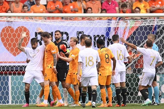 Foto Fabio Ferrari LaPresse 18 Giugno 2023 - Enschede, Paesi Bassi - calcio - Olanda v Italia- Uefa Nations League - Finale 3 4 posto - FC Twente Stadion-Enschede. Nella foto: Francesco Acerbi (Italy) Wout Weghorst (Netherlands) June 18, 2023 Enschede, Netherland - sport, calcio - Netherland v Italy - Uefa Nations League - Final 3 4 place - FC Twente Stadion-Enschede. In the pic: Francesco Acerbi (Italy) Wout Weghorst (Netherlands)  Copyright: xFabioxFerrari LaPressex