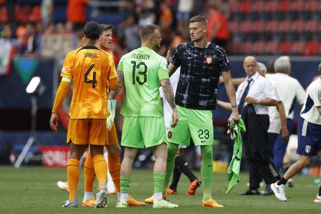 ENSCHEDE, 18-06-2023 , Stadium Grolsch Veste, Nations League 2022 2023 game for the 3rd and 4th place between Netherlands and Italy. (L-R) Netherlands player Virgil van Dijk, Netherlands goalkeeper Mark Flekken, Netherlands goalkeeper Andries Noppert disappointed after loss 2-3 Netherlands - Italy  x21374908x Copyright: