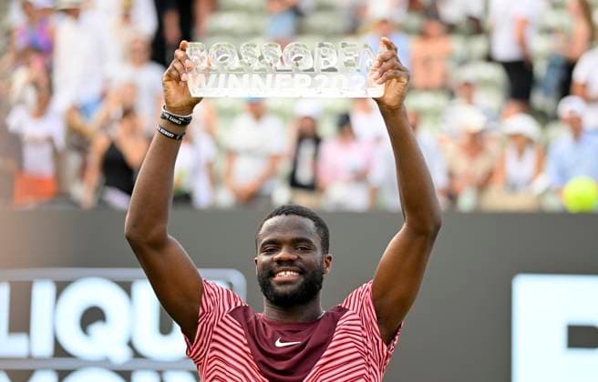 Bilder des Jahres 2023, Sport 06 Juni Sport Themen der Woche KW24 Sport Bilder des Tages Siegerehrung Ehrung mit Trophaee Frances Tiafoe (USA) Tennis Herren BOSS Open Finale Boss Open ATP, Tennis Herren 250 Stuttgart 2023 Weissenhof 18.06.2022 BOSS Open ATP 250 Stuttgart 2023 *** Award Ceremony Honoring with Trophaee Frances Tiafoe USA Tennis Men BOSS Open Final Boss Open ATP 250 Stuttgart 2023 Weissenhof 18 06 2022 BOSS Open ATP 250 Stuttgart 2023