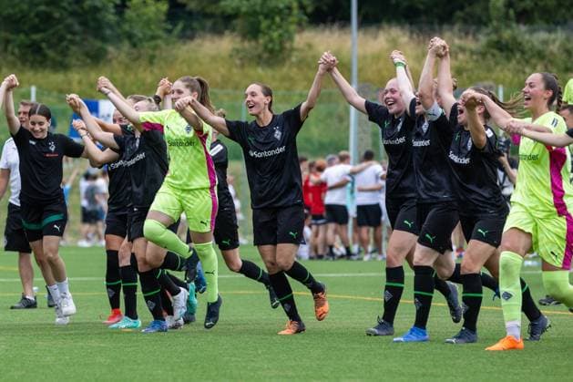 Gladbach players celebrate promotion, SV Elversberg vs Borussia Moenchengladbach, football, women, promotion relegation, 2022 2023 season, 18 06 2023 SV Elversberg vs Borussia Moenchengladbach, football, women, promotion relegation, 2022 2023 season, 18 06 2023 Copyright: xEibner-Pressefoto AlexanderxNeisx EP_ANS