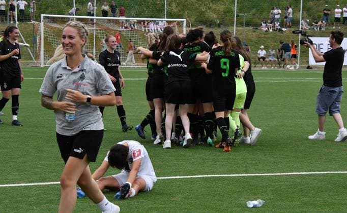 18 06 2023, xspax, football 2 Bundesliga Relegation, SV Elversberg Damen Borussia Mönchengladbach Damen emspor, v l Gladbach jubilate celebrate at the end of the match DFL DFB REGULATIONS PROHIBIT ANY USE OF PHOTOGRAPHS as IMAGE SEQUENCES and or QUASI VIDEO Göttelborn