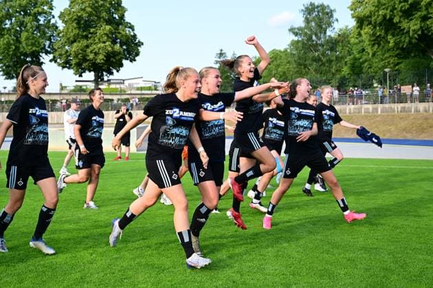 Soccer I Women I Season 2022 2023 I 2 Women Bundesliga Promotion Relegation I FC Viktoria Berlin Hamburger SV I 18 06 2023 jubilation, enthusiasm, euphoria, joy, happiness, cheerfulness at Hamburger SV women after the victory against FC Viktoria Berlin women Berlin Stadium Lichterfelde Viktoria Berlin Germany Copyright: xLobeca FelixxSchlikisx