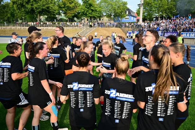 Soccer I Women I Season 2022 2023 I 2 Women Bundesliga Promotion Relegation I FC Viktoria Berlin Hamburger SV I 18 06 2023 jubilation, enthusiasm, euphoria, joy, happiness, cheerfulness at Hamburger SV women after the victory against FC Viktoria Berlin women Berlin Stadium Lichterfelde Viktoria Berlin Germany Copyright: xLobeca FelixxSchlikisx