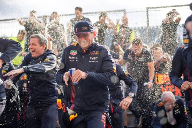 Max Verstappen NED, Oracle Red Bull Racing, 01 and team rejoice over Red Bulls 100 win, CAN, Formula 1 World Championship, Canadian Grand Prix, Circuit de Gilles Villeneuve Montreal, race, 18 06 2023 CAN, Formula 1 World Championship, Canadian Grand Prix, Circuit de Gilles Villeneuve Montreal, race, 18 06 2023 Montreal Copyright: xEibner Memmlerx EP_MMR