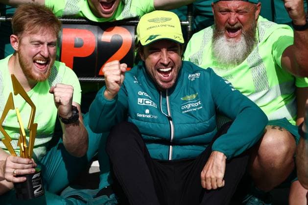 F1 Grand Prix Of Canada Fernando Alonso of Aston Martin Aramco poses for a photo with the team after the Formula 1 Grand Prix of Canada at Circuit Gilles Villeneuve in Montreal, Canada on June 18, 2023. Montreal Canada  Copyright: xJakubxPorzyckix originalFilename:porzycki-f1grandp230618_npLS3.jpg