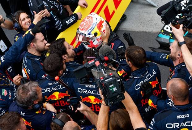 VERSTAPPEN Max (ned), Red Bull Racing RB19, portrait celebrates Red Bull s 100th victory podium mechanic, mecanicien, mechanics during the Formula 1 Pirelli Grand Prix du Canada, 8th round of the 2023 Formula One World Championship, WM, Weltmeisterschaft from June 16 to 18, 2023 on the Circuit Gilles Villeneuve, in Montrà al, Canada - F1 - CANADIAN GRAND PRIX 2023 - RACE DPPI Panoramic 00123021_F12023GP09CAN_JK065539