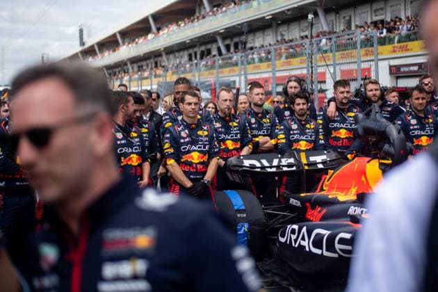 Red Bull mechanics during the Canadian national anthem, grid, CAN, Formula 1 World Championship, Canadian Grand Prix, Circuit de Gilles Villeneuve Montreal, race, 18 06 2023 CAN, Formula 1 World Championship, Canadian Grand Prix, Circuit de Gilles Villeneuve Montreal, race, 18 06 2023 Montreal Copyright: xEibner Memmlerx EP_MMR