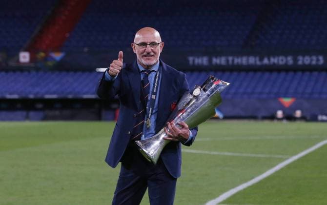 Croatia v Spain, UEFA Nations League Final 2023, Stadion Feijenoord, De Kuip, Rotterdam, Netherlands. - 18th June 2023 Luis de la Fuente manager of Spain holds aloft The UEFA Nations League Trophy. - Croatia v Spain, UEFA Nations League Final 2023, Stadion Feijenoord, De Kuip, Rotterdam, Netherlands. - 18th June 2023. Rotterdam Stadion Feijenoord Netherlands Copyright: xDanxWeirx CP_Croatia_v_Spain_32