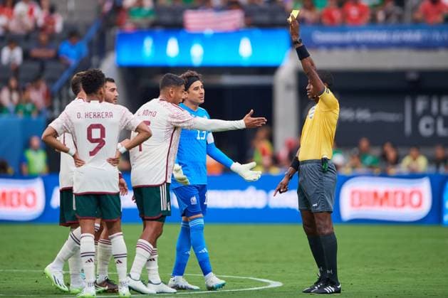 RECORD DATE NOT STATED CONCACAF NATIONS LEAGUE 2022-2023 Panama vs Mexico Third Place Referee Daneon Parchment of Jamaica shows yellow card to Luis Romo of Mexico during the game Panama vs Mexico (Mexican national team, Nationalteam , corresponding to Third Place of Final Four of the CONCACAF Nations League 2022-2023, at Allegiant Stadium, on June 18, 2023. <br><br> Arbitro Daneon Parchment de Jamaica muetsra tarjeta amarilla a Luis Romo de Mexico durante el partido Panama vs Mexico (Seleccion Mexicana), correspondiente por el Tercer Lugar de la Final Four de la Liga de Naciones CONCACAF 2022-2023, en el Allegiant Stadium, el 18 de junio de 2023. LAS VEGAS NEVADA ESTADOS UNIDOS  Copyright: xCristianxdexMarchenax 20230618173629_CNL_23_3RD_PAN_MEX_ROMO224