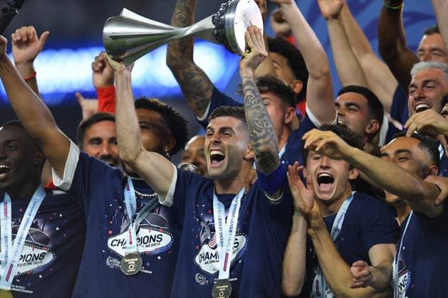 Bilder des Jahres 2023, Sport 06 Juni Sport Themen der Woche KW24 Sport Bilder des Tages RECORD DATE NOT STATED CONCACAF NATIONS LEAGUE 2022-2023 Canada vs United States Final Christian Pulisic lifts the champions trophy with players from the USA during the game Canada vs United States (USA), corresponding to Great Final Four of the CONCACAF Nations League 2022-2023, at Allegiant Stadium, on June 18, 2023. <br><br> Christian Pulisic levanta el trofeo de campeon junto a jugadores de USA durante el partido Canada vs Estados Unidos (EUA), correspondiente a la Gran Final del Final Four de la Liga de Naciones CONCACAF 2022-2023, en el Allegiant Stadium, el 18 de junio de 2023. LAS VEGAS NEVADA ESTADOS UNIDOS  Copyright: xAdrianxMaciasx 20230618222130_CNL_23_F_USA_CHAMP_PULISIC350
