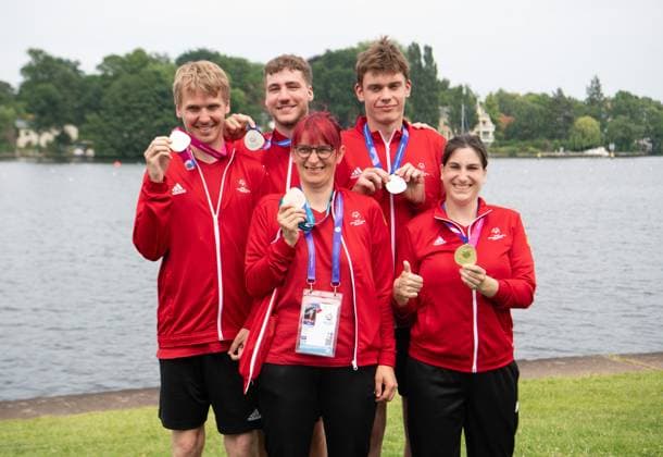 Sport Themen der Woche KW25 Special Olympics 2023 (Tag 3), Freiwasserschwimmen in Berlin-Grünau, im Bild: v.l. Kai-Jürgen Pönisch, Adrian Schlüter, Elke Jäger, Leo Heckel, Patrizia Spaulding mit Medaillen, 19.06. 2023, *** Special Olympics 2023 Day 3 , open water swimming in Berlin Grünau, in the picture from l Kai Jürgen Pönisch, Adrian Schlüter, Elke Jäger, Leo Heckel, Patrizia Spaulding with medals, 19 06 2023, Copyright: xSebastianxRäppold MatthiasxKochx