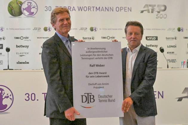 Dietloff von Arnim li presents Ralf Weber with the DTB Award for his lifetime achievement 19 06 2023 Tennis Terra Wortmann Open, ATP World Tour 500, , OWL ARENA, Halle Westfalen , NRW Germany Copyright: xpepphotox xHorstxMauelshagenx pep00321, pep_20230619_hm