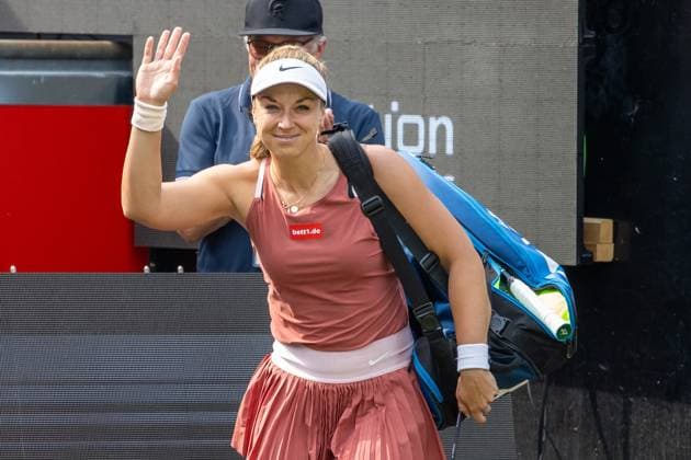 Berlin, 19 06 23, Tennis Grass Court Championships Berlin at Steffi Graf Stadium women, singles, sixteenth finals, Garcia France Lisicki Germany Sabine Lisicki Germany enters the court waving bett1open 2023 Grass Court Championships Berlin