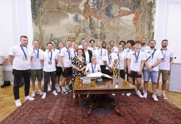 Bilder des Jahres 2023, Sport 06 Juni Sport Themen der Woche KW25 Sport Bilder des Tages Teamverabschiedung zum Saisonende - Empfang im Alten Rathaus bei OB Katja Dörner, Eintrag ins Goldene Buch Telekom Baskets Bonn *** Team farewell at the end of the season Reception at the Old Town Hall with Mayor Katja Dörner, entry in the Golden Book Telekom Baskets Bonn