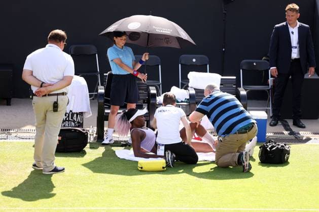 Mandatory Credit: Photo by Ryan Browne Shutterstock (13975088bb) Venus Williams of the USA receives treatment during her match with Camila Giorgi of Italy. Rothesay Classic, Day One, Tennis, Edgbaston Priory Club, Birmingham, UK - 19 Jun 2023 Rothesay Classic, Day One, Tennis, Edgbaston Priory Club, Birmingham, UK - 19 Jun 2023 Copyright: xRyanxBrowne Shutterstockx 13975088bb